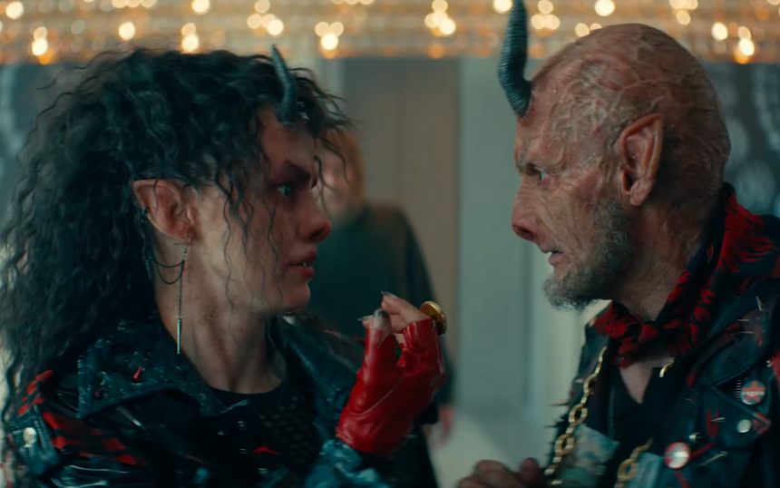 Красные цветовые акценты напоминают о связи чертей с Адом