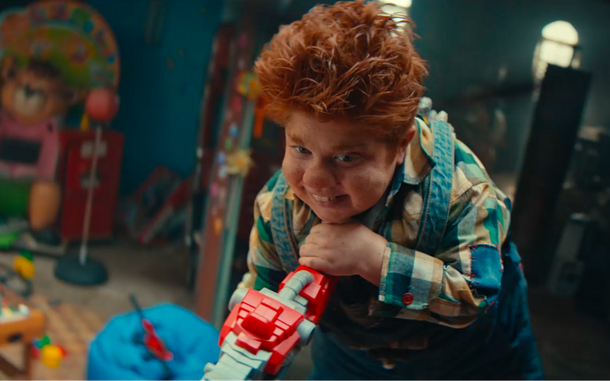 Левитирующий Карл всех мальчиков называет «Малыш» и сам выглядит как подросток