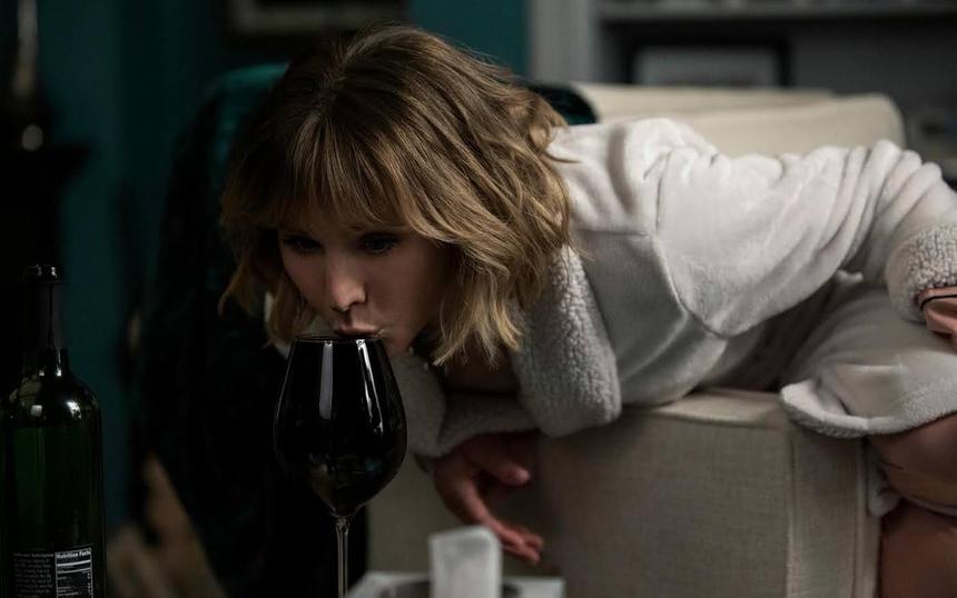 «Женщина в доме напротив девушки в окне»