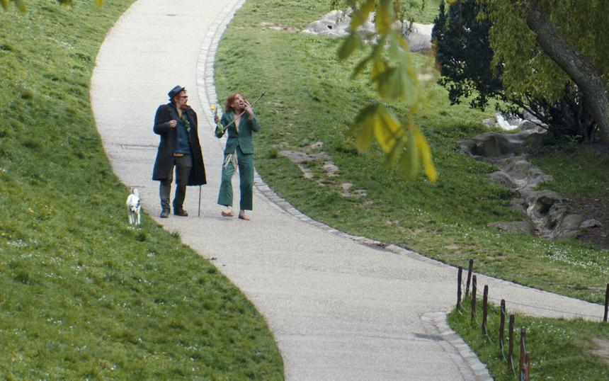 «Я создал монстра, который до абсурдного меня воплощает – все вопросы, которые у меня накопились к себе (мое одиночество, мизантропия и так далее) и к миру (расизм, религия, терроризм, война-против-терроризма и так далее)», — говорит Каракс о месье Дерьмо (справа)