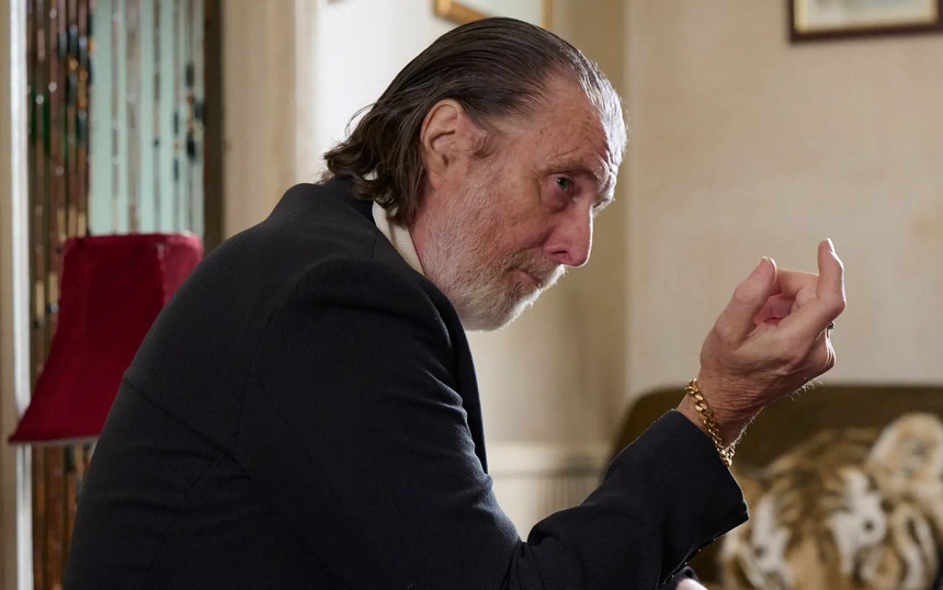 Зрители видят престарелого отца Банни Манро и понимают, в кого пошёл коммивояжёр