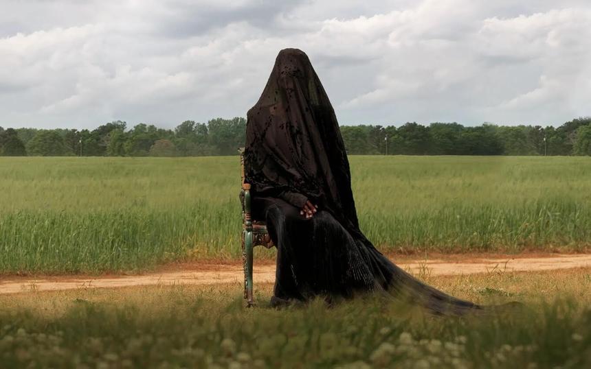 «Женщина во дворе» (2025)