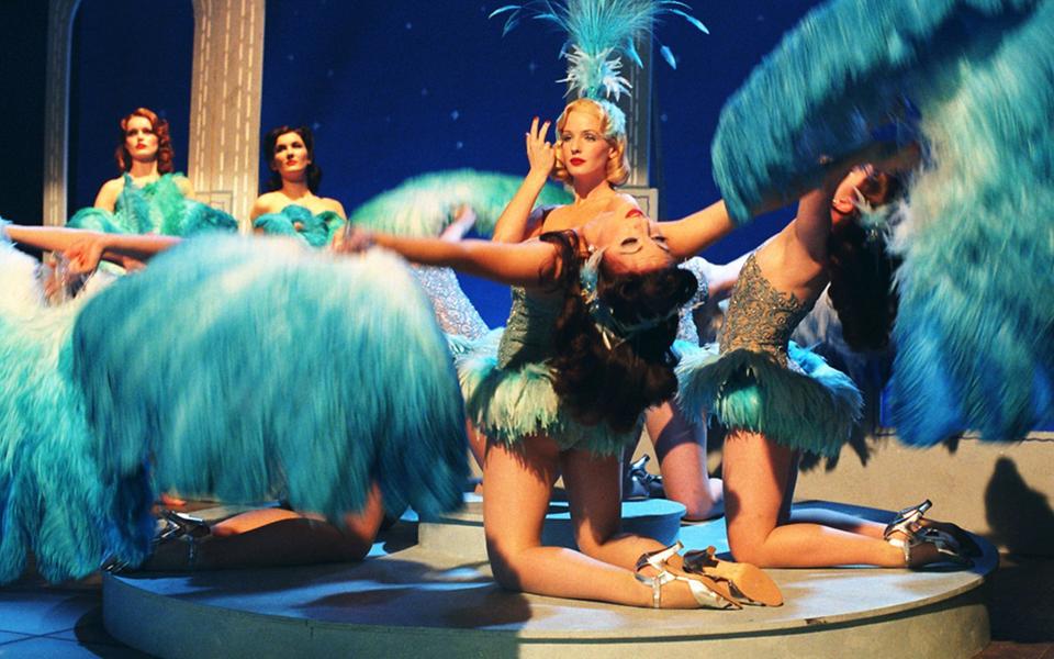 «Миссис Хендерсон представляет»